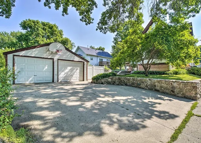 Updated Albert Lea Home By Fountain Lake And Main St