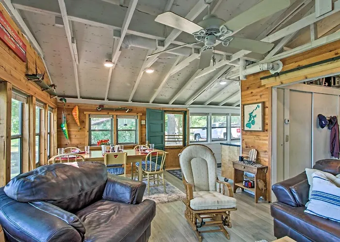 Waterfront Getaway With Beach, Paddle Boat, Fire Pit Villa Deerwood