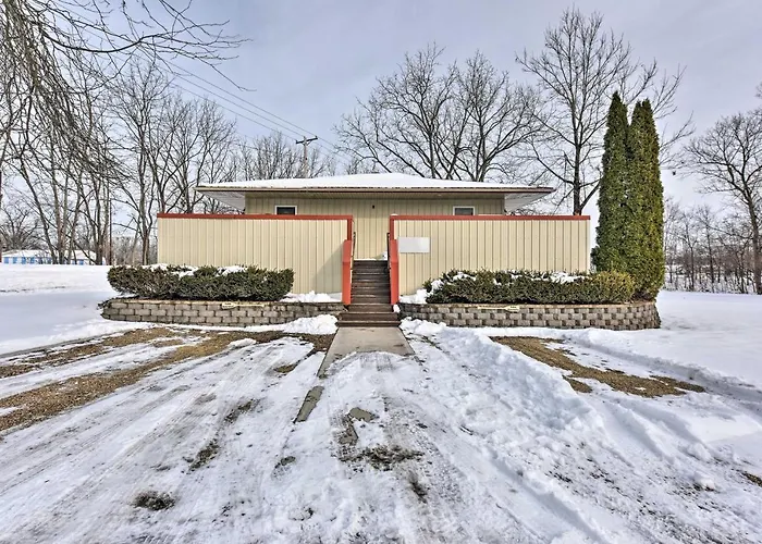 Pet-Friendly Retreat W/ Deck: Steps To Marina! Apartment Wabasha