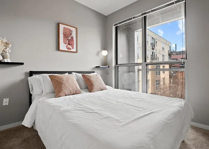 Spacious One Bedroom Condo Downtown Minneapolis 325
