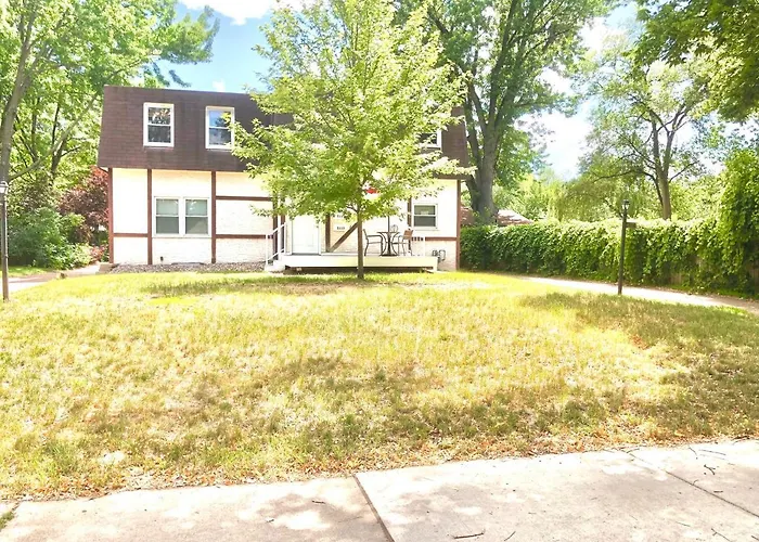 Homey 2 Bedroom Apartment, Minutes From Everything! Minneapolis