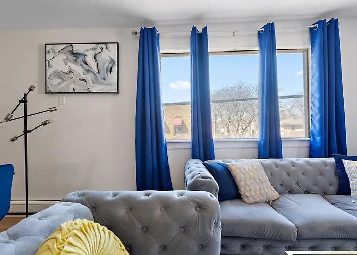 Art, Eats, & Cozy Sheets In Ne Apartment Minneapolis