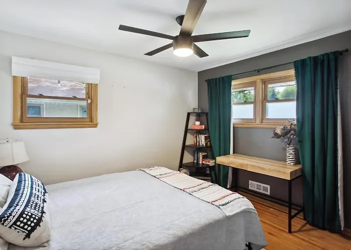 Charming And Bright Crystal Home With Fire Table! Minneapolis