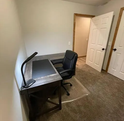 Newer House-South End Location Villa Grand Rapids