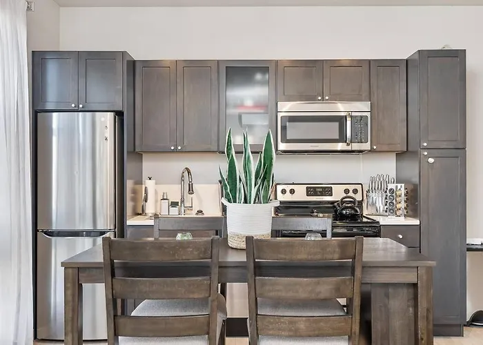 Beautiful 1-Bed & Den Apartment Minneapolis