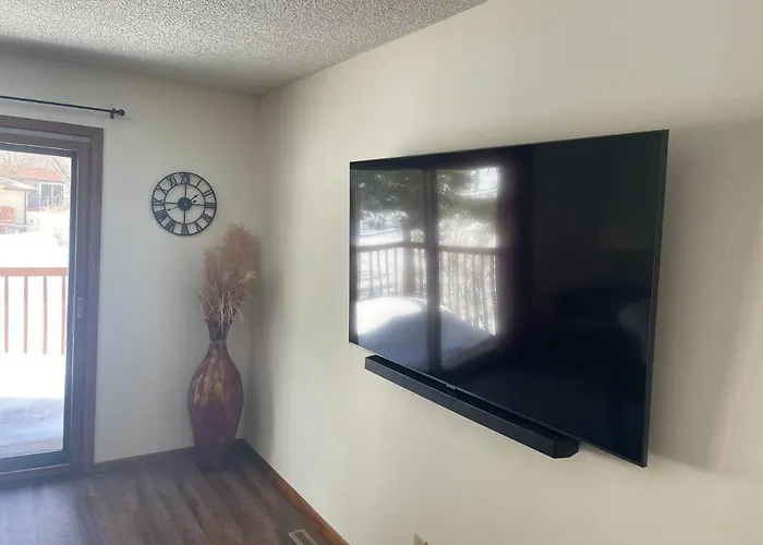 In The Heart Of Maple Grove Villa