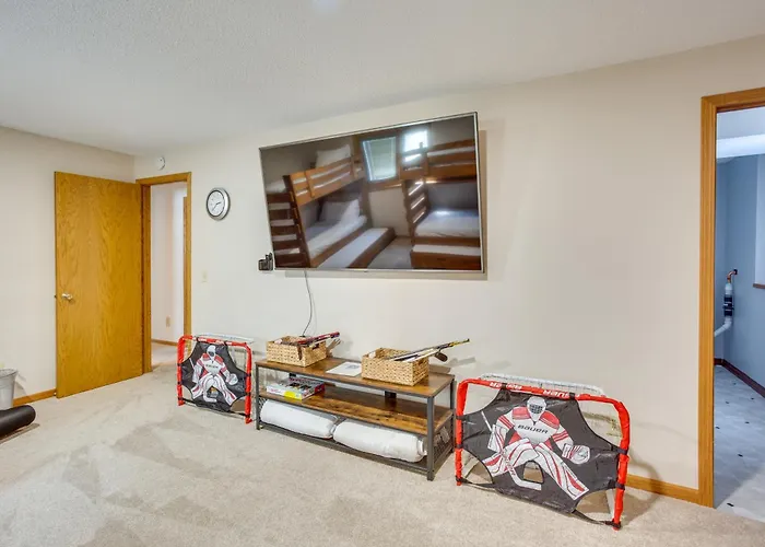 2 Mi To Super Rink: Sporty Group Getaway In Blaine Villa