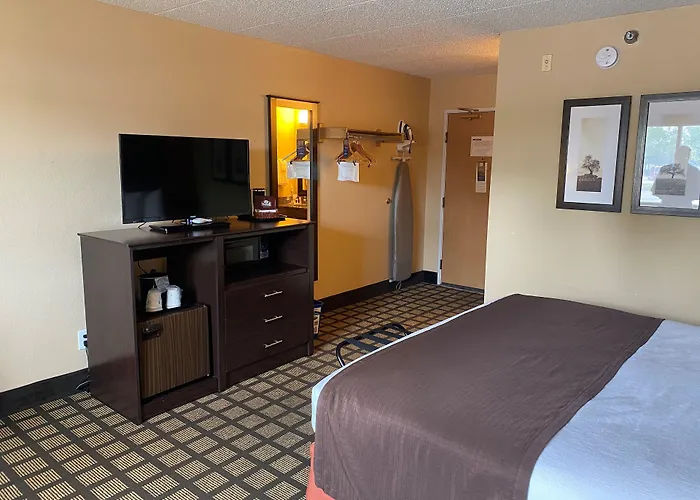 Baymont By Wyndham Lakeville