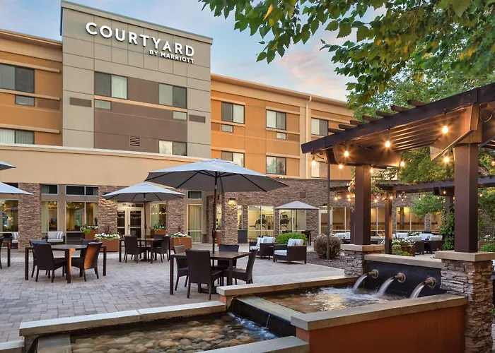 Courtyard Mankato Hotel & Event Center