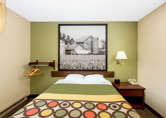Super 8 By Wyndham Fairmont Hotel